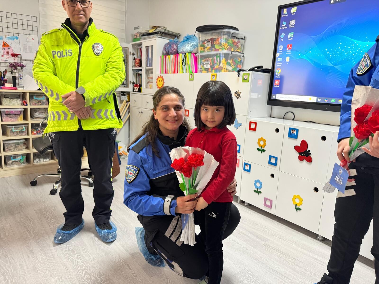 Poli̇s Haftasinda Mi̇ni̇klere Güvenli̇k Eği̇ti̇mi̇ Veri̇ldi̇ (6)