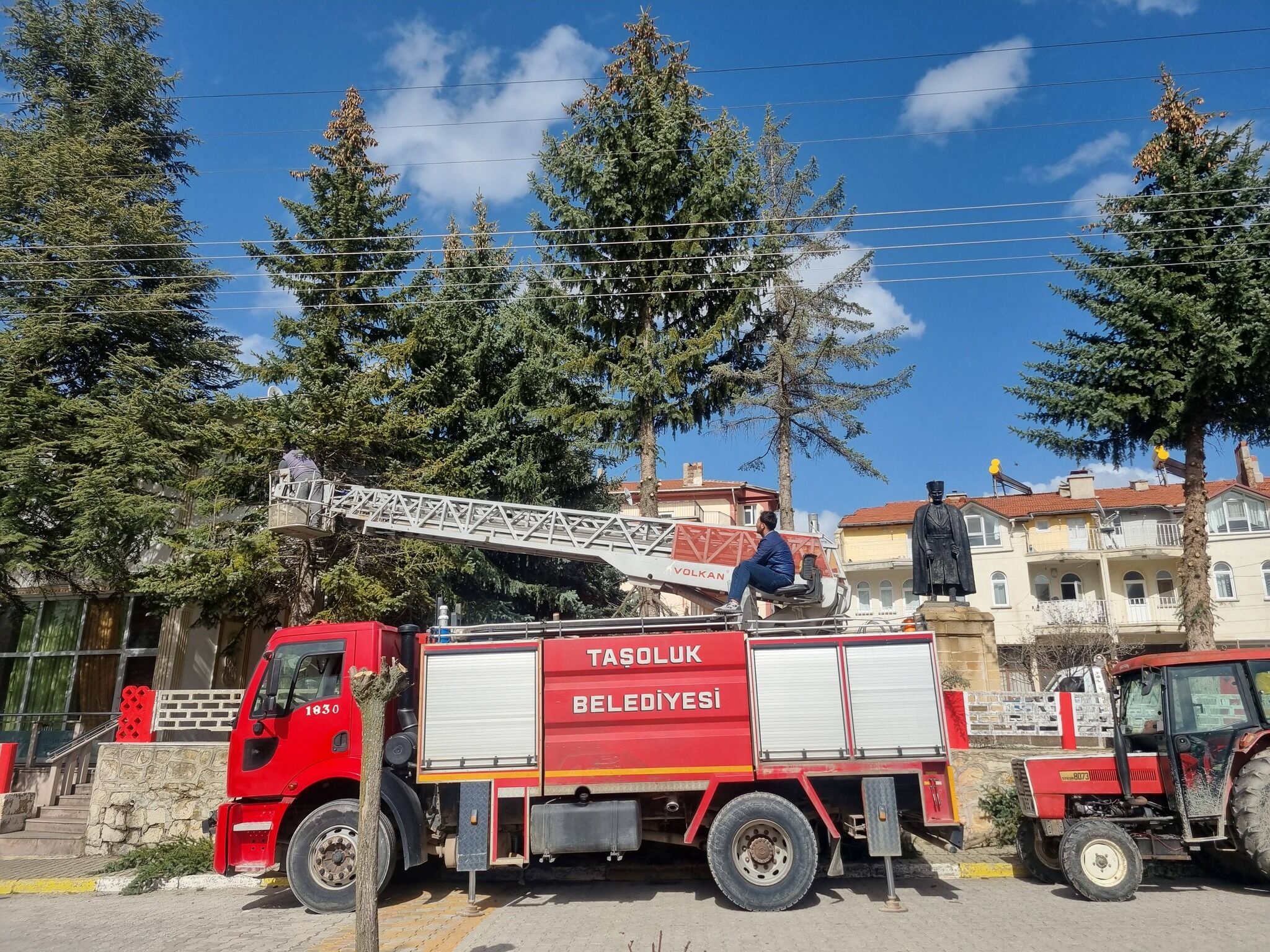 Taşoluk’ta Ağaç Ve Gül Budama Çalışmaları Başladı1