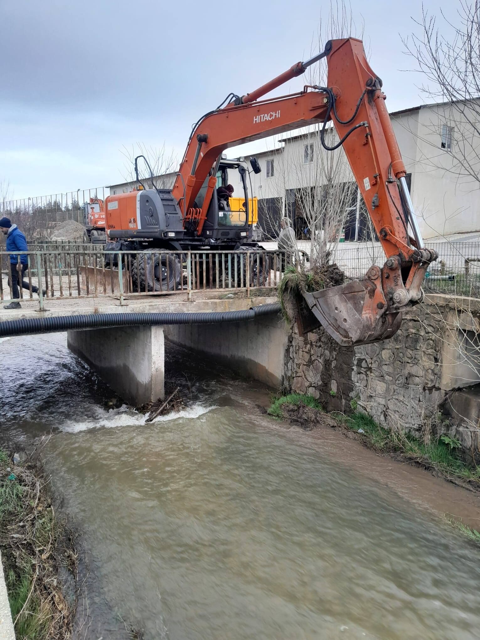 Taşoluk’ta Kanal Temizliği Çalışmaları Sürüyor2