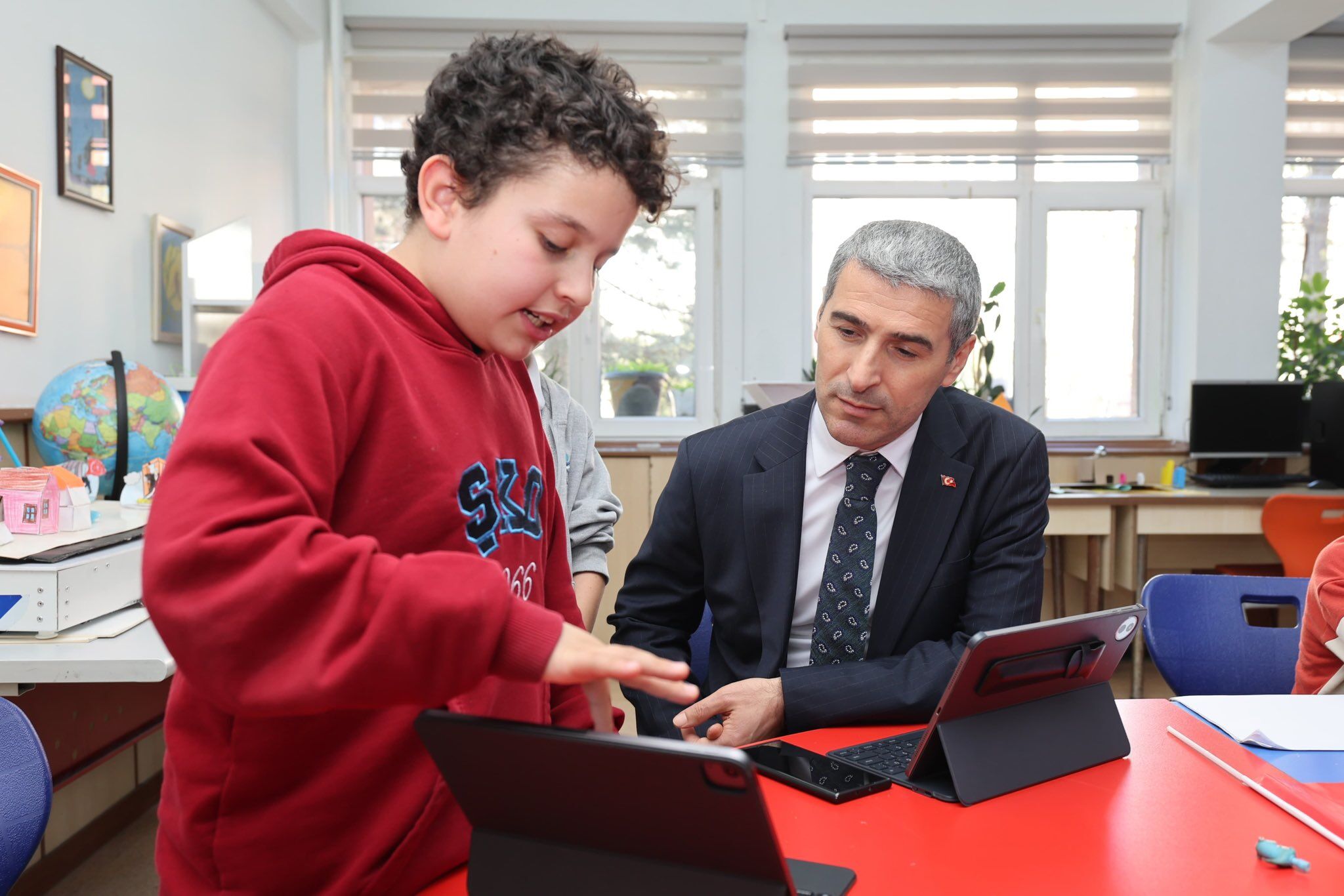 Vali̇ Aktaş, Dumplupinar Bi̇lsem’de Öğrenci̇ Projeleri̇ni̇ İnceledi̇ (4)