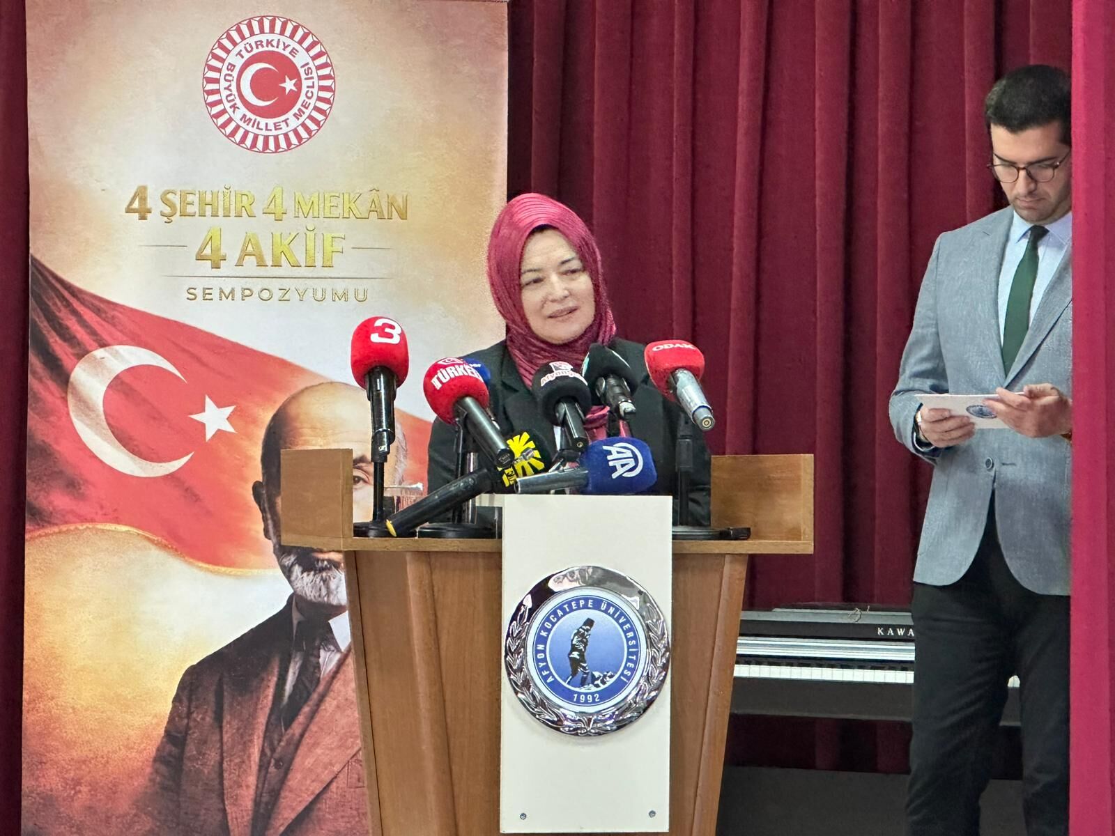 Yök Üyesi̇ Baş’tan Duygusal Konuşma Aki̇f’i̇n Kalemi̇ Bi̇r Mi̇lleti̇n Ruhunu Yazdi1