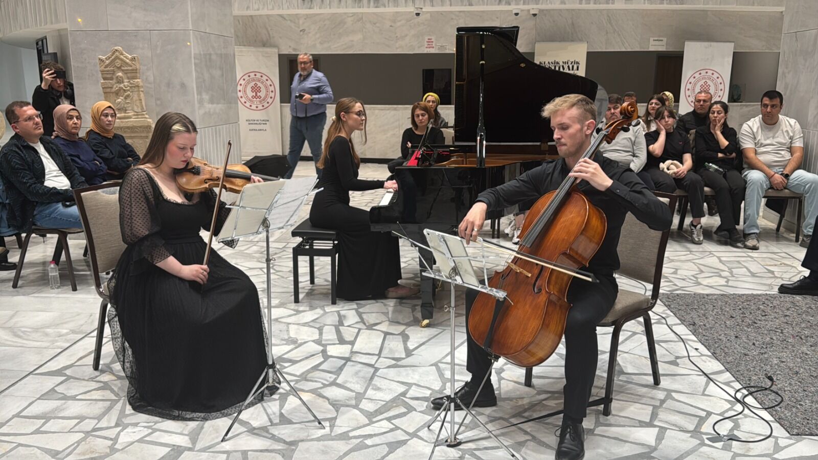 Afyon’da Sanat Gecesi̇ “Ars Essendi̇ Üçlüsü” Büyüledi̇ (1)