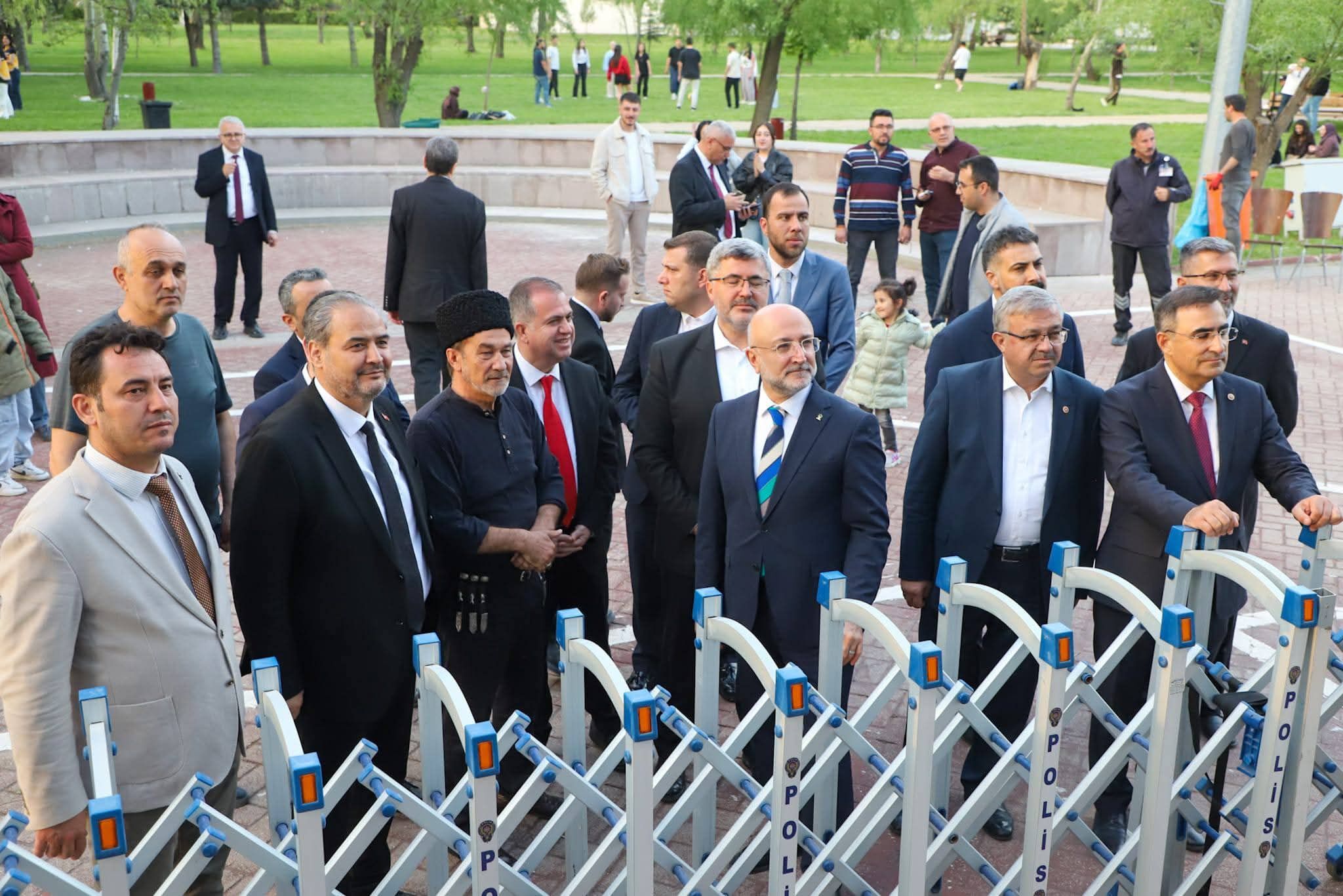 Ak Parti̇ Heyeti̇ Gençfest 2026’Da Gençlerle Bi̇r Araya Geldi̇ (4)