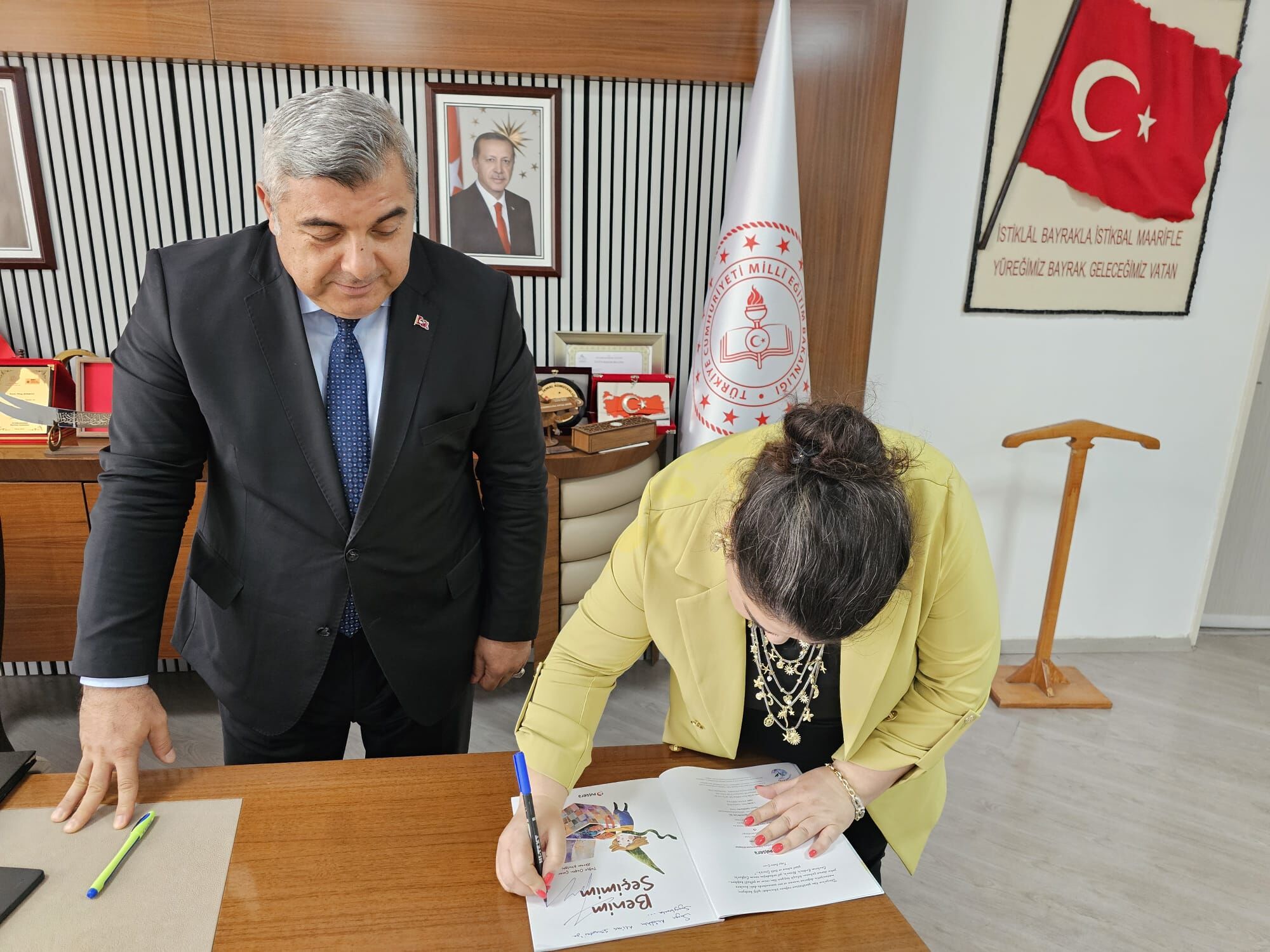 “Beni̇m Seçi̇mi̇m” Eseri̇ Müdür Sünnetci̇’ye Takdi̇m Edi̇ldi̇ (1)