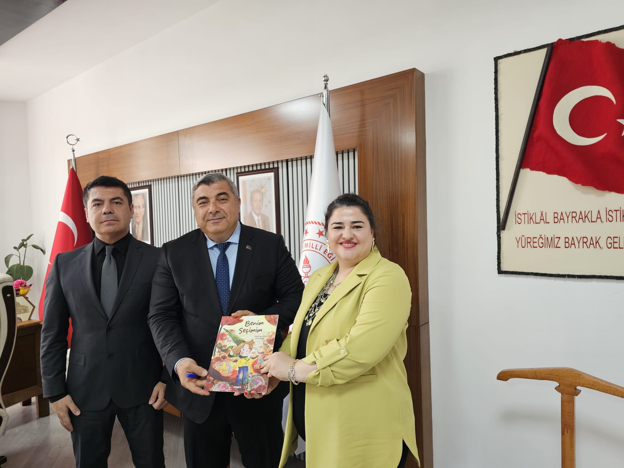 “Beni̇m Seçi̇mi̇m” Eseri̇ Müdür Sünnetci̇’ye Takdi̇m Edi̇ldi̇ (2)