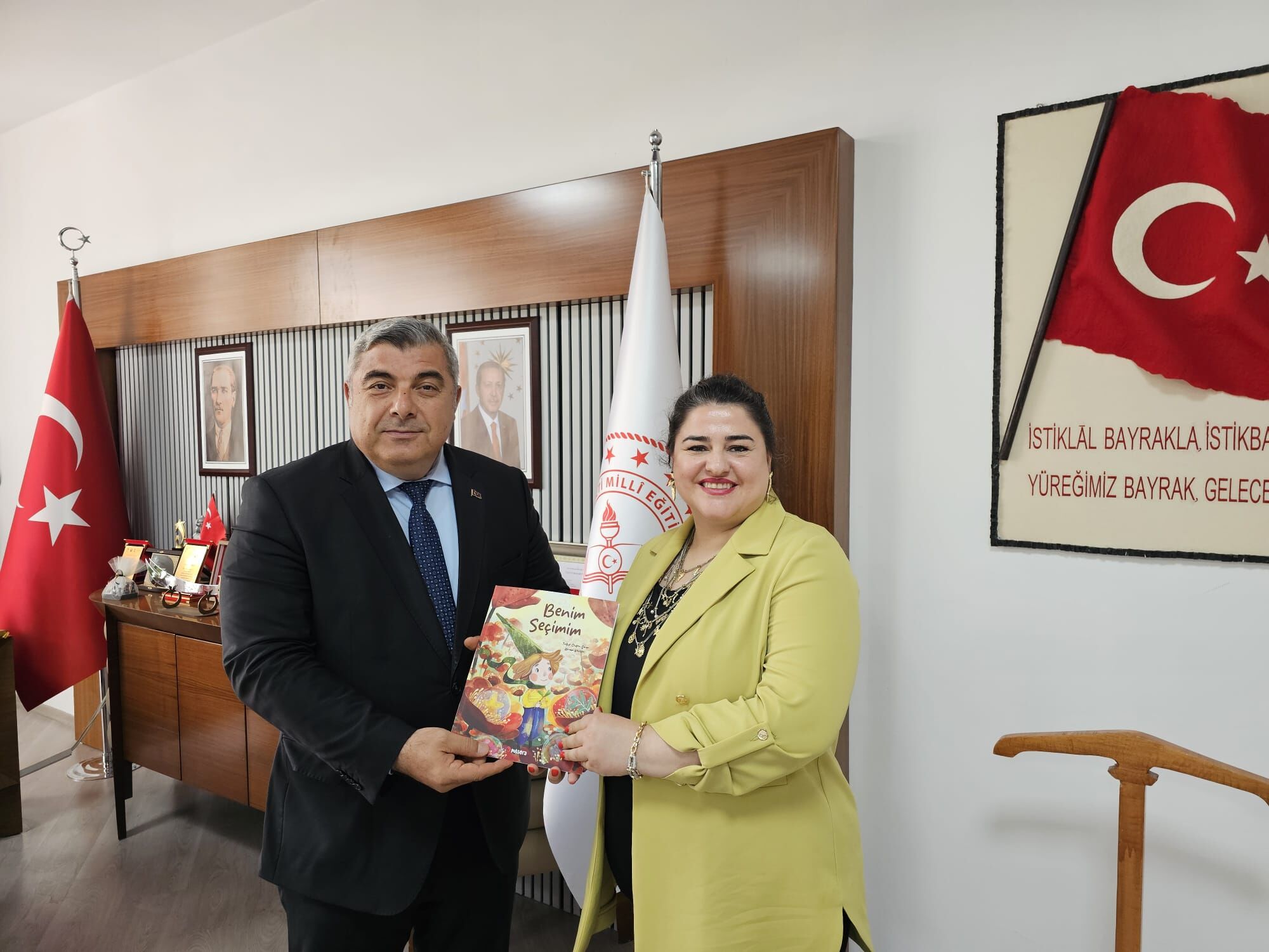 “Beni̇m Seçi̇mi̇m” Eseri̇ Müdür Sünnetci̇’ye Takdi̇m Edi̇ldi̇ (3)