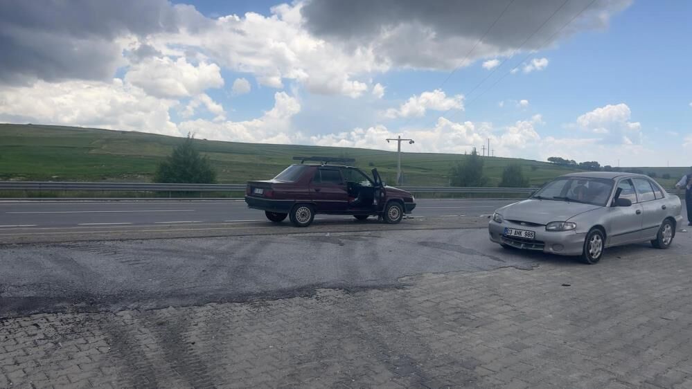 Bolvadi̇n Çikişinda İki̇ Otomobi̇l Çarpişti1
