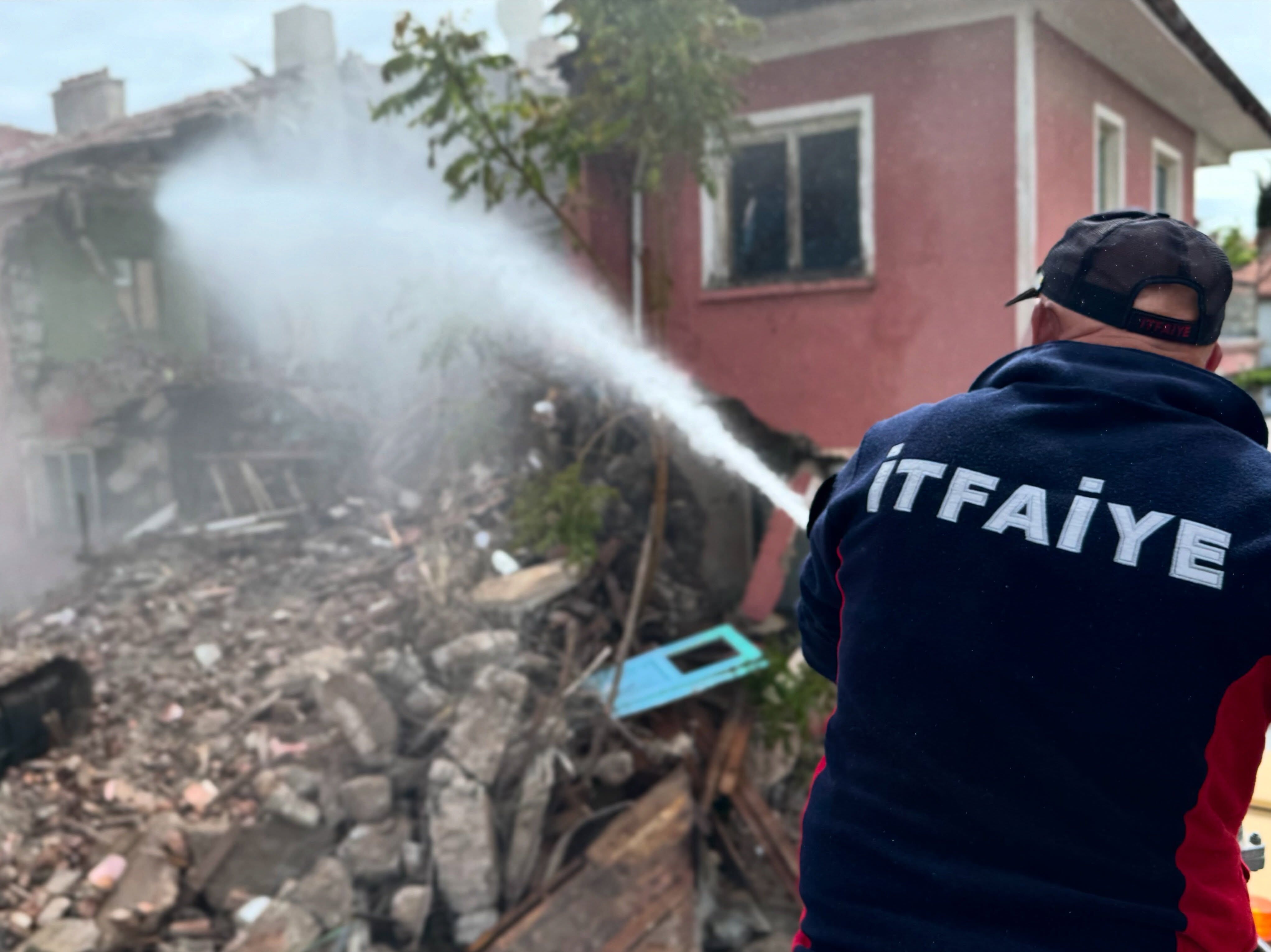 Bolvadi̇n’de Tehli̇ke Saçan Metruk Bi̇na Yikildi (3)