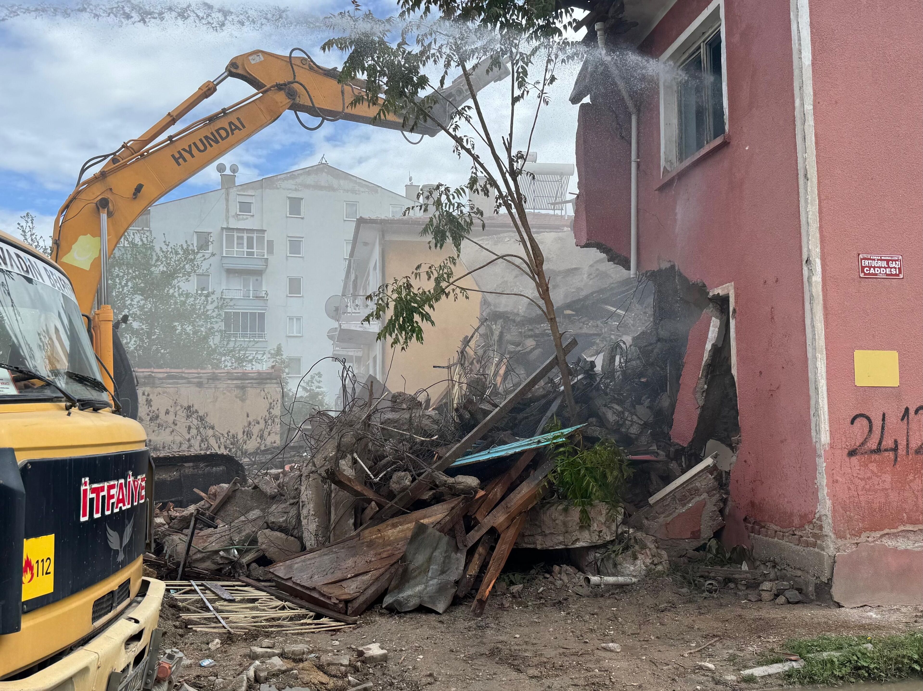Bolvadi̇n’de Tehli̇ke Saçan Metruk Bi̇na Yikildi (5)