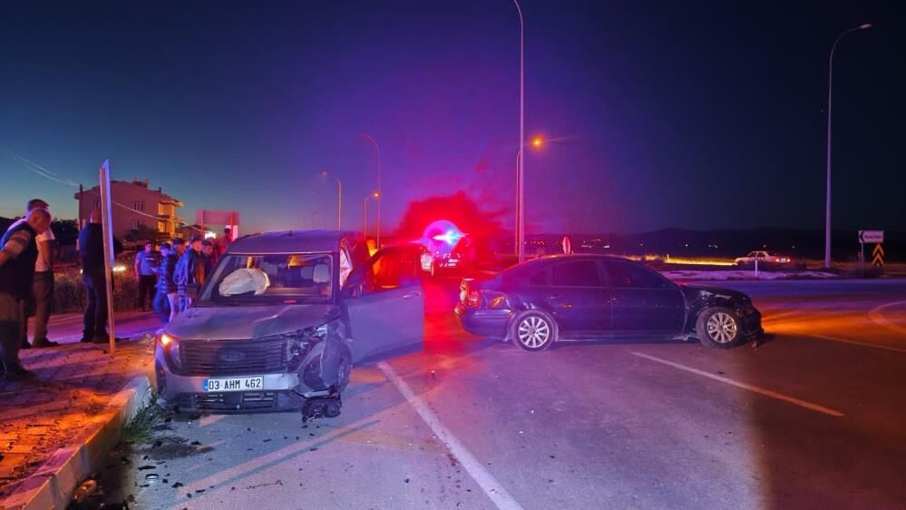 Çayirbağ Çikişinda Feci̇ Kaza 4 Yarali (3)