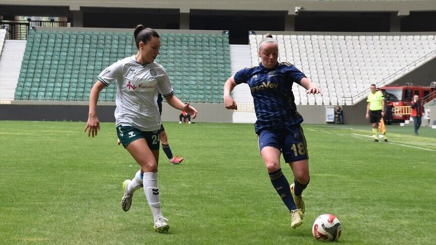 Kadin Futbolunda Şampi̇yon Fenerbahçe1