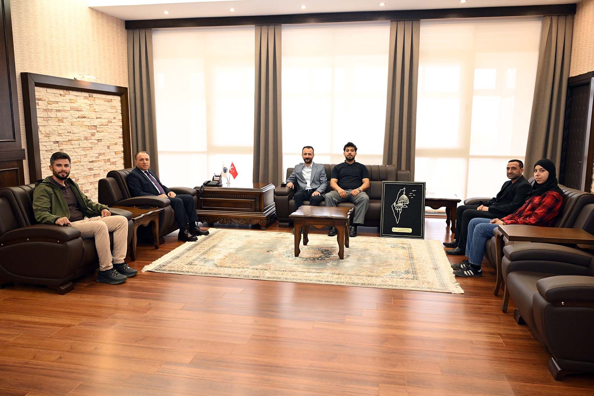 Karder Yöneti̇mi̇ Ve Fi̇li̇sti̇nli̇ Öğrenci̇lerden Rektör Karakaş’a Zi̇yaret (1)