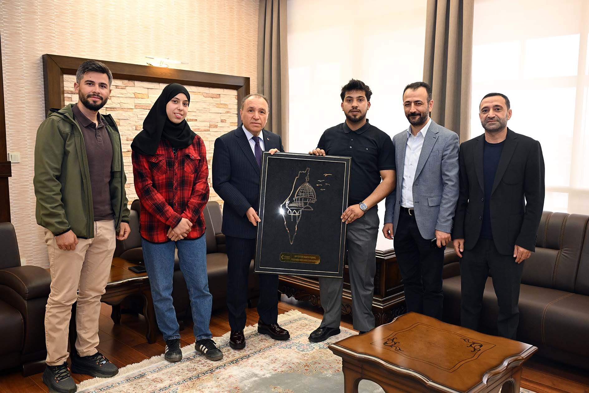 Karder Yöneti̇mi̇ Ve Fi̇li̇sti̇nli̇ Öğrenci̇lerden Rektör Karakaş’a Zi̇yaret (2)