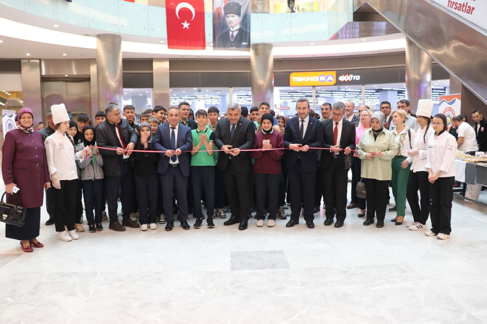 “Maari̇fi̇n Kalbi̇nde Mari̇fetli̇ Gençli̇k” Mesleki̇ Tanitim Günleri̇ne Yoğun İlgi̇ (3)