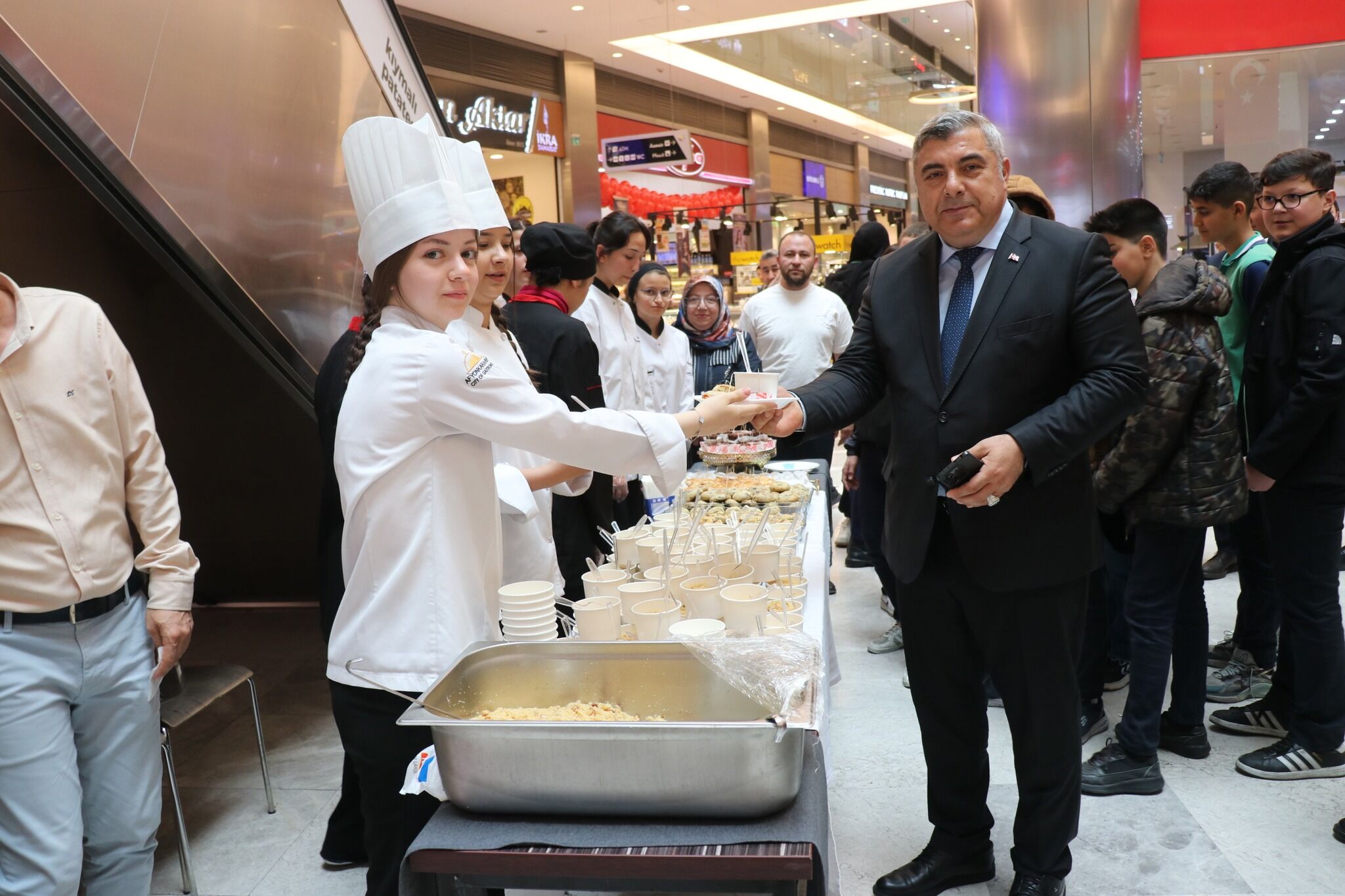 “Maari̇fi̇n Kalbi̇nde Mari̇fetli̇ Gençli̇k” Mesleki̇ Tanitim Günleri̇ne Yoğun İlgi̇ (5)