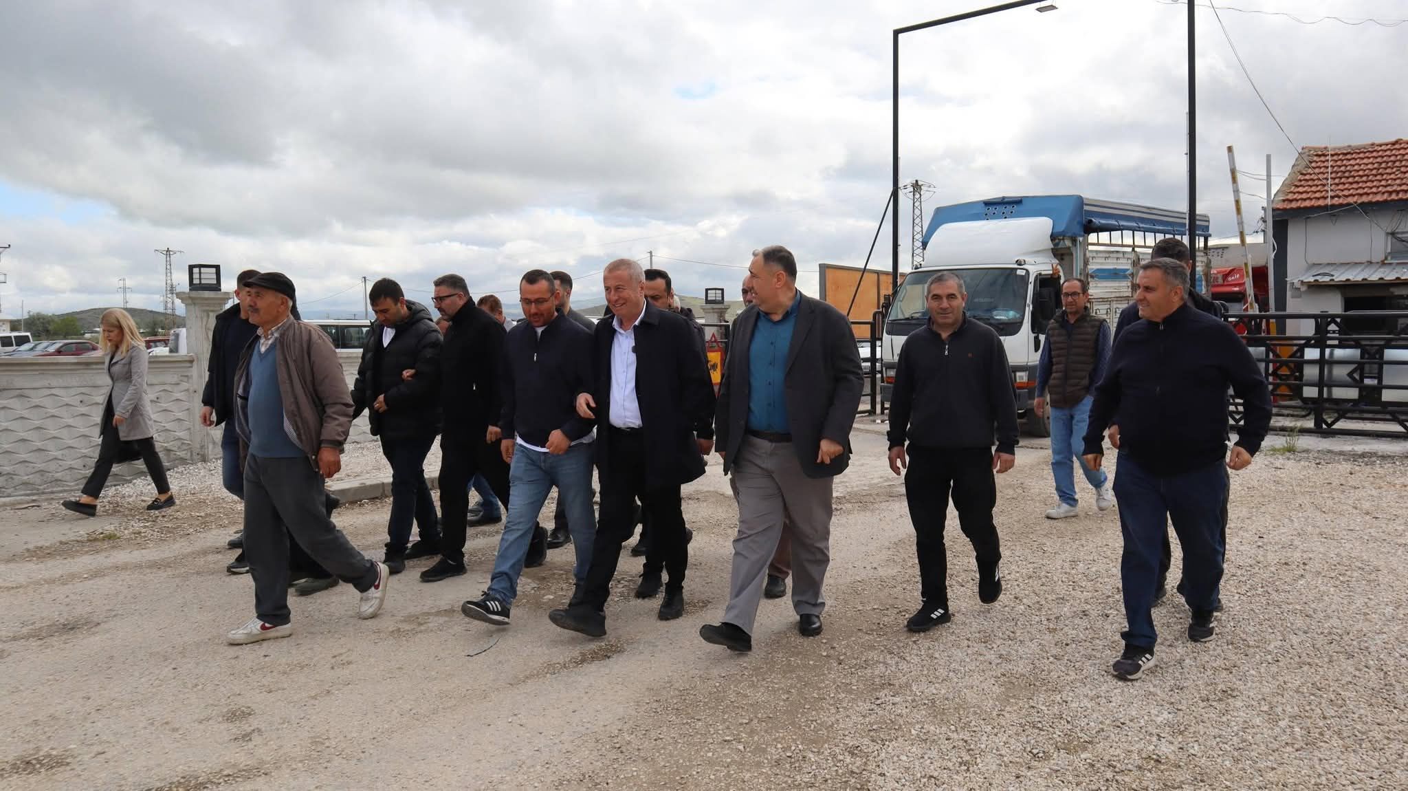Mi̇lletveki̇li̇ Olgun Çayirbağ Hayvan Pazari’nda Üreti̇ci̇leri̇n Sorunlarini Di̇nledi̇ (3)
