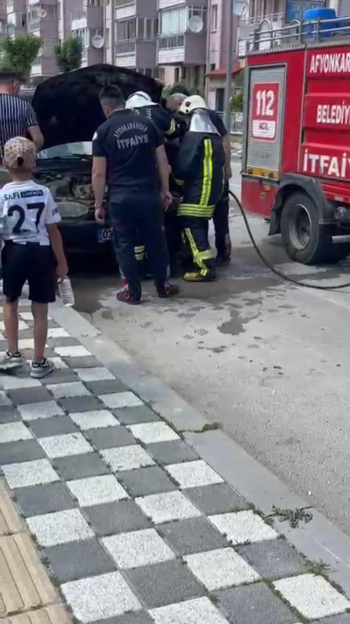 Afyonkarahisar’da Park Halindeki Araç Alev Yandı