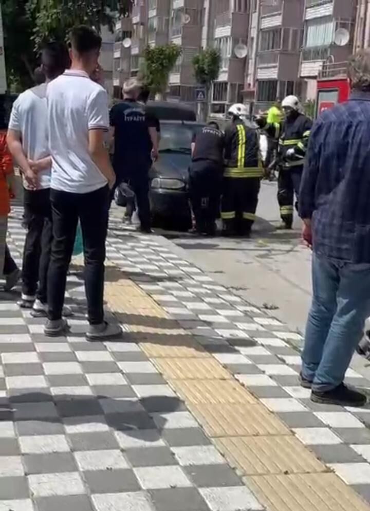Afyonkarahisar’da Park Halindeki Araç Alev Yandı2