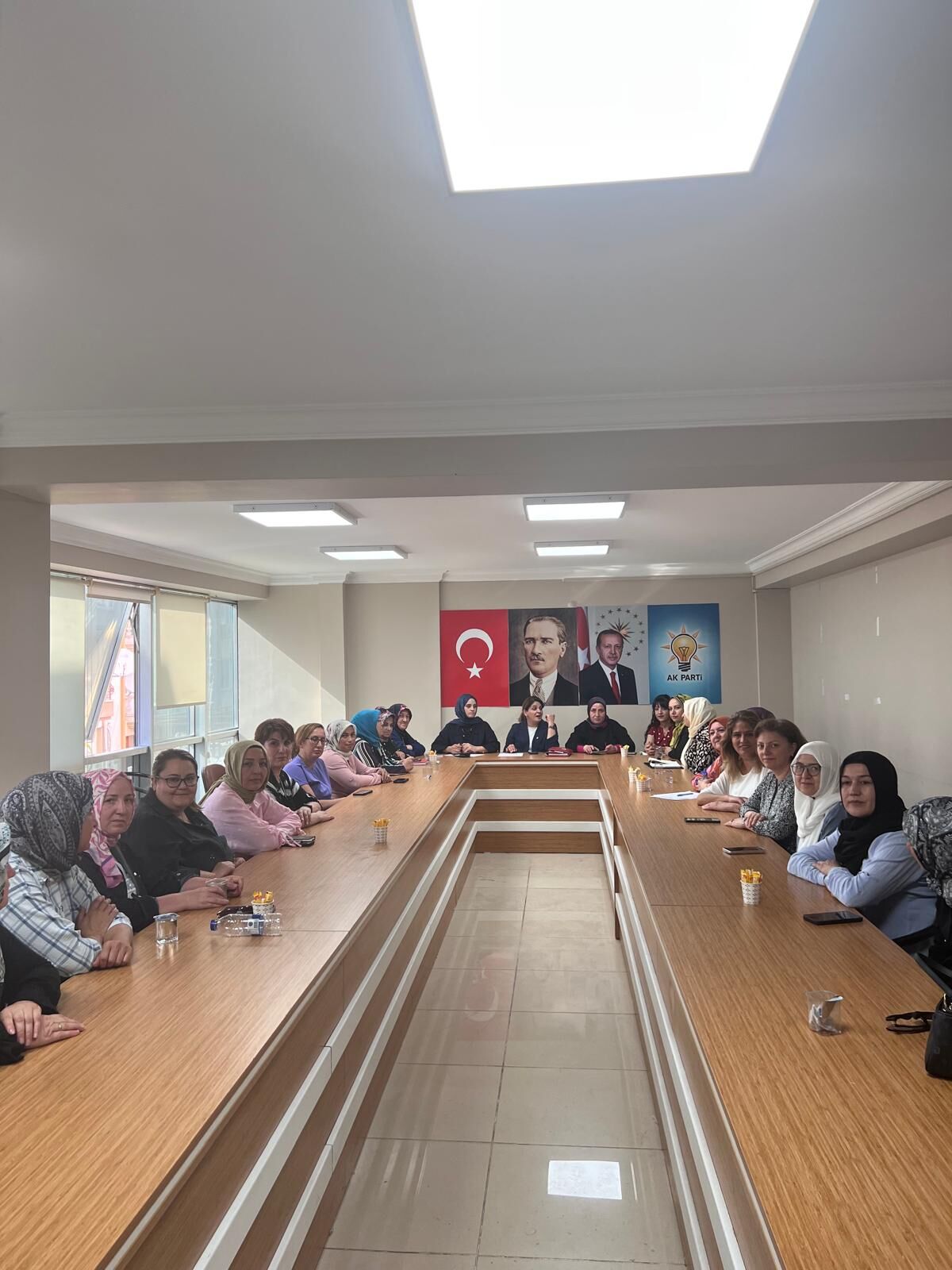 Ak Parti̇ Kadin (1)