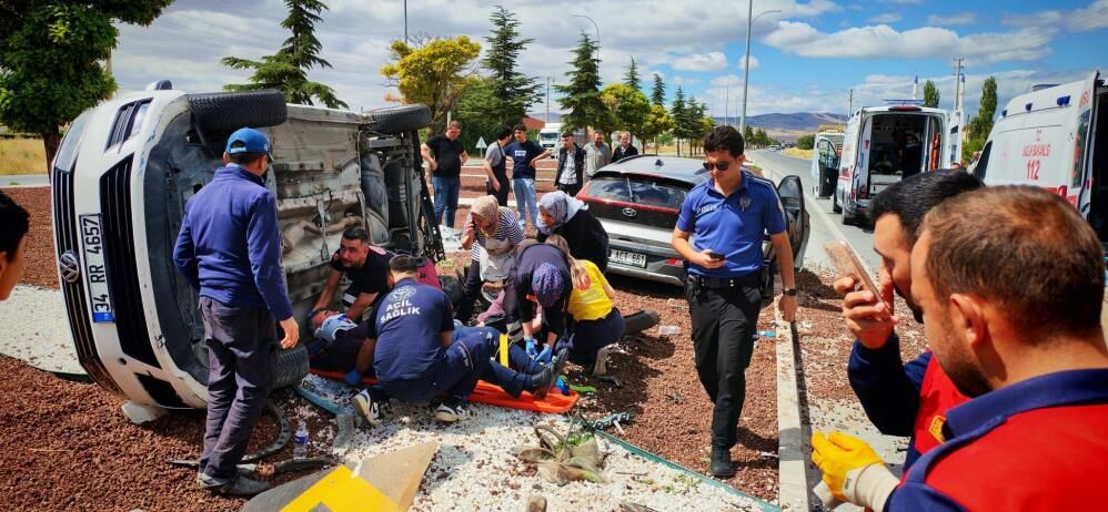 Bolvadi̇n'deki̇ Trafi̇k Kazasinda Kaç Ki̇şi̇ Yaralandi1